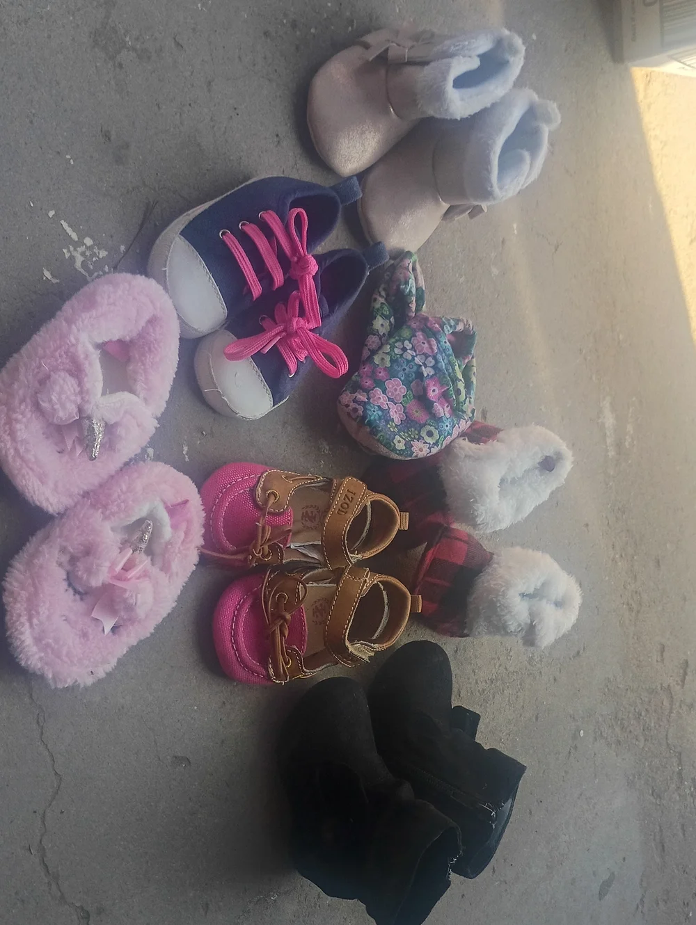 Kids Pink Fuzzy Slippers - Dress Boots And House Shoes Lot Size 3